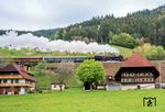 Mit einem Sonderzug nach St. Georgen (Schwarzw) passiert 52 7596 eines der typischen Schwarzwaldhäuser mit den an den Seiten weit herabgezogene Walm- oder Krüppelwalmdach. Das Haus links ist hingegen ein Neubau. Die Fotostelle diente schon 1970 als Motiv (vgl. Bild-Nr. 2003) für eine V 200. (20.04.2025) <i>Foto: Christian Franke</i>