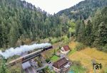 52 7596 zwischen Glasträgertunnel I (23 m) und Glasträgertunnel II (44 m) bei Hornberg (Schwarzw). (20.04.2025) <i>Foto: Joachim Schmidt</i>