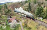 52 7596 fährt aus dem 381 m langen Grundwaldtunnel kommend durch den ehemaligen Bahnhof Nußbach.  (20.04.2025) <i>Foto: Joachim Schmidt</i>