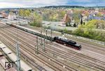 52 7596 verlässt den Bahnhof Villingen (Schwarzwald) in Richtung Hausach. Immerhin kann man hier (einschließlich der beiden Signale vor der Brücke) noch sieben Formsignale zählen. (21.04.2025) <i>Foto: Joachim Schmidt</i>