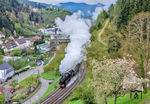 Unterhalb von Schloss Hornberg aus dem 12. Jahrhundert dampft 52 7596 durch Hornberg (Schwarzwald). (21.04.2025) <i>Foto: Joachim Schmidt</i>
