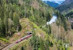 Am Forellentunnel (64 m) hinter Triberg begegnet der RE 4722 nach Karlsruhe der bergfahrenden 52 7596.  (21.04.2025) <i>Foto: Joachim Bügel</i>