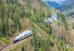 Auf der Schwarzwaldbahn bewies die 61 Jahre alte 52 7596, dass sie noch nicht zum alten Eisen gehört. Nach Ausfahrt aus dem Forellentunnel wird sie gleich Triberg erreichen. (21.04.2025) <i>Foto: Joachim Schmidt</i>