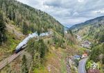 Die Schwarzwaldbahn mit 52 7596 im Gutachtal kurz vor Triberg. (21.04.2025) <i>Foto: Joachim Schmidt</i>