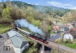 Zwischen dem Kleinen Triberger Tunnel (92 m) und dem Großen Triberger Tunnel (835 m) überquert 52 7596 in Triberg den Nußbach und die Bundesstraße 33. (21.04.2025) <i>Foto: Joachim Schmidt</i>