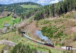 Der vorläufige Abschied von 52 7596 auf der Schwarzwaldbahn hinter dem Tannenbühltunnel (25 m) zwischen Nußbach und Sommerau (Schwarzwald). (21.04.2025) <i>Foto: Joachim Schmidt</i>