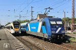 Im Bahnhof Wuppertal-Vohwinkel trifft TCS 101 033 am Ersatzzug DPN 21608 nach Venlo (mit 'abweichenden Fahrzeugmaterial') auf den Planzug RE 20075 (ET 7.13) nach Hamm (Westf). (29.04.2025) <i>Foto: Wolfgang Bügel</i>