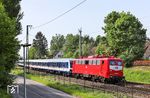 TRI 110 198 mit DLr 82051 (Köln Bbf - Paderborn Hbf) zum Fußballspiel gegen Schalke 04 in Solingen-Ohligs. (02.05.2025) <i>Foto: Joachim Bügel</i>