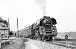 01 0510 verlässt mit P 5033 nach Saalfeld (Saale) den Bahnhof Zeutsch. (21.05.1981) <i>Foto: Thomas Fischer</i>