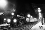 01 0519 mit dem P 4006 nach Halle (Saale) während des Aufenthaltes im Bahnhof Göschwitz (Saale), in dem bereits die Nacht angebrochen ist. (18.09.1981) <i>Foto: Thomas Fischer</i>