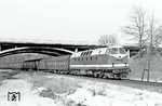 119 117 (Bw Gera) mit P 6019 in Richtung Gera beim Unterqueren der Autobahnbrücken der heutigen A4 bei Hermsdorf. (02.02.1983) <i>Foto: Thomas Fischer</i>