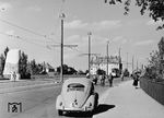Tw 166 (MAN, Baujahr 1930) mit ein em Beiwagen der Linie 1 auf der Lechbrücke in Augsburg (seit 1995: Ulrichsbrücke). Als Ersatz für eine eiserne Brücke aus dem Jahr 1892 wurde sie 1950 als erste neue Brücke aus Spannbeton erbaut. Unmittelbar neben der Ulrichsbrücke errichtete die Stadt 1955 anlässlich der 1000-Jahr-Feier der Schlacht auf dem Lechfeld an dem der Innenstadt zugewandten Lechufer ein Denkmal, der sog. Ulrichsstein (links). Auf dem Stein sind zwei Szenen abgebildet. Die Schlacht auf dem Lechfeld und die Verleihung von Privilegien an die Augsburger Weber durch König Otto I. (1955) <i>Foto: Sammlung Bahnpark Augsburg</i>