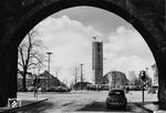 Ein Straßenbahnzug am Sendlinger Tor mit der Kirche St. Matthäus, der bedeutendsten evangelische Kirche in München, einem Neubau aus den 1950er Jahren. Das Sendlinger Tor ist das südliche Stadttor der historischen Altstadt in München. Es wurde im 15. Jahrhundert erbaut und 1860 durch Arnold Zenetti im neugotischen Stil restauriert. (1957) <i>Foto: Sammlung Bahnpark Augsburg</i>