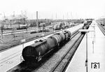 Der Bahnhof München Olympiastadion im Norden Münchens (Am Oberwiesenfeld) wurde im Vorfeld der Olympischen Sommerspiele am 28. April 1972 eröffnet, um für die großen Besucherströme neben der Münchner U-Bahn mit der Münchner S-Bahn ein zweites leistungsfähiges Transportmittel zum Olympiagelände (links oben) zur Verfügung zu stellen. Den ersten Einsatz mit Personenverkehr hatte der Bahnhof am 26. Mai 1972 anlässlich des Fußball-Länderspiels Deutschland-Sowjetunion. Während der Olympischen Spiele hielten dort die S-Bahnen der Linien S5, S11 und S25, um den Besucheransturm zu bewältigen. Nach den Spielen war der Bahnhof nicht mehr in das reguläre S-Bahnsystem eingebunden, sondern wurde erst nur sporadisch bei Fußballspielen im Olympiastadion angefahren. Die Bahn nutzte ihn dann zum Abstellen von Kesselwagen. Aufgrund eines tragischen Unfalls, bei dem spielende Kinder auf abgestellte Kesselwagen geklettert und mit der Hochspannung der Fahrleitung in Berührung gekommen waren, wurde der überwiegend ungenutzte Bahnhof nach dem Ende der Fußball-Europameisterschaft 1988 am 8. Juli 1988 geschlossen. Zunächst wurde die Fahrleitung abgeschaltet und bald darauf demontiert. Der Bahnhof ist seither dem Verfall preisgegeben und heute ein Geisterbahnhof.  (1986) <i>Foto: Sammlung Bahnpark Augsburg</i>