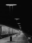 In den 1880er Jahren kam es zu einem starken Anstieg des Eisenbahnverkehrsaufkommens in München, sodass die bisherigen Güterverkehrsanlagen des Münchner Centralbahnhofs nicht mehr ausreichend waren. Eine Trennung von Güter- und Personenverkehr einerseits sowie von Ortsgüter- und Durchgangsverkehr andererseits wurde dringend benötigt. Die Königlich Bayerische Staatsregierung nahm daher Planungen zum Bau eines eigenen Rangierbahnhofs auf. Dieser sollte westlich von München in der Gemeinde Laim errichtet werden, da dort auf bisher agrarisch genutzten Flächen eine ausreichende Platzkapazität direkt an den Streckengleisen von München nach Pasing vorhanden war. Südlich des Rangierbahnhofs wurde über der neuen Laimer Unterführung der Personenbahnhof Laim errichtet, der am 30. August 1894 in Betrieb ging und seit 1926 elektrifiziert ist. Während in den 1960er Jahre Züge mit Umbauwagen den Personenverkehr dominierten, trennen sich heute in Laim die Linien S1 Richtung Freising/Flughafen und S2 Richtung Dachau/Petershausen/Altomünster von den S-Bahnlinien S3, S4, S5, S6 und S8 nach Pasing.  (1961) <i>Foto: Sammlung Bahnpark Augsburg</i>