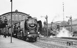 Letzte Vorbereitungen vor der Abfahrt von 01 021 vom Bw Berlin Anhalter Bf in ihrem Heimatbahnhof. Dahinter wartet die ebenfalls beim Bw Anhalter Bf stationierte 01 105. Berlin Anhalter Bahnhof war nach dem Potsdamer Bahnhof der zweitälteste Bahnhof in Berlin und bis Mitte des 20. Jahrhunderts einer der wichtigsten Fernbahnhöfe in der Stadt. Nach starken Beschädigungen im Zweiten Weltkrieg wurde das Bahnhofsgebäude in den Jahren 1959 bis 1961 abgerissen.  (1937) <i>Foto: Privatfoto</i>