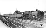 Die Osnabrücker 01 108 fährt mit dem F 192 "Skandinavien-Holland-Express" (Stockholm - Kopenhagen - Hamburg - Bentheim - Hoek van Holland) in Osnabrück Hbf ein. (18.05.1952) <i>Foto: Carl Bellingrodt</i>