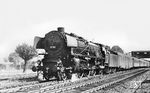 Die beim Frankfurt/M-1 beheimatete 01 150 mit D 101 (Regensburg - Würzburg - Frankfurt/M - Köln) in Bingen am Rhein. Typisch für die damalige Zeit war der zentrale Rauchkammerverschluss und der Tenderaufsatz, um mehr Brennstoffe mitführen zu können. (14.09.1952) <i>Foto: Carl Bellingrodt</i>