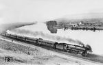 01 150 vom Bw Frankfurt/M-1 führt den D 301 (Wien - Nürnberg - Frankfurt/M - Köln - Amsterdam) im Maintal südlich von Karlstadt. (07.06.1955) <i>Foto: Carl Bellingrodt</i>