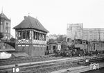 74 200 (Bw Hamburg B) rangiert im Hamburger Hauptbahnhof. Die linke Loklaterne weist sie als Rangierlok P (Postbahnhof) aus. Die preußische T 11 wurde bereits 1932 ausgemustert. Auch das alte Stellwerk "Hp" (Hamburg Postecke) aus dem Jahr 1906 wurde 1933 durch einen Neubau ersetzt. (1929) <i>Foto: Werner Hubert</i>