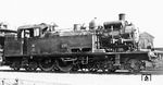 AL 8316, eine T 17 der Reichseisenbahnen in Elsaß-Lothringen (Societe Alsacienne de Constructions Mecaniques [SACM] Graffenstaden, Baujahr 1908) im Depot Metz-Sablon. Die T 17 waren Verbunddampflokomotiven der Bauart de Glehn. Sie orientierten sich an den Fahrzeugen der Ostbahn in Frankreich. Ausgestattet waren sie mit zwei Grafenstader Drehgestellen mit Außenrahmen, einem Stehkessel der Bauart Belpaire, vom Dampfdom nach unten führenden Frischdampfrohren, einem verstellbaren Blasrohr und einem Kipprost. Sie waren in der Lage, einen 200 Tonnen schweren Zug über eine Strecke mit leichter Steigung mit einer Geschwindigkeit von 60 km/h zu ziehen. Ihre zulässige Höchstgeschwindigkeit betrug 90 km/h. Ab 1938 wurden sie bei der SNCF als Reihe 1-232.TB bezeichnet. (1937) <i>Foto: RVM-Filmstelle Berlin (Maey)</i>
