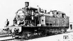 AL 8316 im Depot Metz-Sablon. Das Bahnbetriebswerk war die größte Dienststelle der Reichseisenbahnen in Elsaß-Lothringen (EL) und später der Administration des chemins de fer d’Alsace et de Lorraine (AL). Nachdem Metz 1871 deutsch geworden und die dortigen Eisenbahnanlagen an die EL übergegangen waren, errichtete diese ab 1872 das Bahnbetriebswerk Metz-Sablon. Als erstes entstanden zwei Ringlokschuppen mit je einer Drehscheibe und 40 Ständen sowie ein zentrales Verwaltungsgebäude. Zwischen 1898 und 1908 wurden nacheinander drei weitere, zusätzliche Ringlokschuppen gebaut. Alle hatten 20-m-Drehscheiben. 1919 ging das Bw an die AL über. Diese ersetzte 1925/26 zwei 20-m-Drehscheiben durch 24-m-Drehscheiben und baute das Depot weiter aus. Allein das Kohlelager hatte eine Kapazität von 7000 t. Während des Zweiten Weltkriegs wurden die Anlagen durch drei Luftangriffe zu 90 % zerstört. Die SNCF entschied sich deshalb nach dem Krieg gegen den Wiederaufbau und verlagerte die Aufgaben in das Bahnbetriebswerk Frescaty. (1937) <i>Foto: RVM-Filmstelle Berlin (Maey)</i>