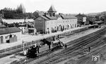 Im Bahnhof Bettembourg ergänzt eine Lokomotive ihre Wasservorräte zur Länderbahnzeit. Der Bahnhof ist bis heute ein Eisenbahnknotenpunkt an den Strecken Luxembourg–Bettembourg Grenze, nach Volmerange-les-Mines und nach Pétrange. Von dort aus fahren Züge nach Diedenhofen, Metz, Nancy, Rodingen, Petingen, Düdelingen und Volmerange-les-Mines. (1910) <i>Foto: RVM-Archiv</i>