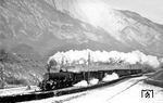 Auf dem "Flachlandteil" der Arlbergbahn zwischen Innsbruck und Landeck, der 'nur' maximale Steigungen bis 8,8 ‰ aufwies, erledigten die 1'C1'-Vierzylinder-Verbundlokomotiven der BBÖ-Serie 110.500 den Schnellzudienst bis zur Aufnahme des elektrischen Betriebs Mitte der 1920er Jahre. Eine solche Lok fährt mit einem Schnellzug durch den Bahnhof Roppen. (01.1925) <i>Foto: Müller</i>