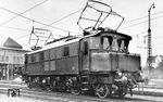 E 04 13 präsentiert sich vor dem E-Lokschuppen im Heimat-Bw Nürnberg Hbf. Im Juli 1935 war sie vom Bw München Hbf übernommen worden. Drei Jahre später wurde sie im Juli 1938 an das Bw Augsburg weitergereicht. Nach einem Unfall im April 1945 stand die inzwischen dem Bw Leipzig Hbf West gehörende Lok schadhaft in Probstzella abgestellt. Sie wurde ins RAW Dessau überführt, dort im April 1946 von der SMA beschlagnahmt, als Ersatzteilspender zerlegt und anschließend als Reparationsleistung in die UdSSR abtransportiert. (28.06.1937) <i>Foto: RVM-Filmstelle Berlin (Maey)</i>