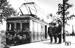 1933 begann im Großraum Warschau die Elektrifizierung mit Gleichstrom von 3 kV, einem Stromsystem, das bis heute in Polen verwendet wird. Nach Anlage des Warschauer Durchmessertunnels (Tunnel Srednicowy) wurde 1937 ein Stadtverkehr mit elektrischen Triebzügen aufgenommen, der den S-Bahnen in Berlin und Hamburg nahekam und mit 76 Triebzügen und 10 Elektrolokomotiven betrieben wurde. Ein weiterer Ausbau dieses Netzes erfolgte nicht, da der Zweite Weltkrieg den Plänen jäh ein Ende setzte. 1941 waren die Anlagen des Warschauer Stadtverkehrs weitgehend wiederhergestellt, was von den Besatzern propagandistisch gefeiert wurde. Die Ostbahn, die Staatsbahn des Generalgouvernements, übernahm von den Polnischen Staatsbahnen (PKP) das etwa 100 km lange Warschauer Netz. Am Bahnsteig eines Vorortbahnhofs präsentieren sich Angehörige der Wehrmacht vor dem elT 91068 (Bw Warschau Grochow), der in zeitgemäßer 'Dekoration' zur Abfahrt bereit steht.  (1941) <i>Foto: Johann B. Kronawitter</i>