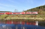 Die Morgensonne beleuchtet 218 416 mit RE 4852 (München - Hof) an der Naab bei Nabburg. (16.04.2025) <i>Foto: Joachim Bügel</i>