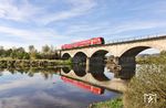 Ein 612 spiegelt sich als RE 3560 nach Neukirchen (b Sulzbach-Rosenberg) im Regen bei Regenstauf. (16.04.2025) <i>Foto: Joachim Bügel</i>