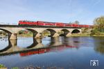 Ein einsam seine Bahnen dahinziehender Schwan hatte offenkundig etwas gegen die 218 (und den Fotografen) und versaute planmäßig kurz vor dem Erscheinen von 218 403 mit RE 4859 nach München die perfekte Spiegelung auf der Regenbrücke in Regenstauf.  (16.04.2025) <i>Foto: Joachim Bügel</i>