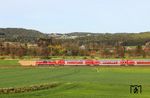 Parallel zur Bahnstrecke von Nabburg nach Pfreimd verläuft der sog. Naabtal-Radweg, der an diesem Nachmittag nur von einem einsamen Radler benutzt wird. Nach Hof ist 218 403 mit RE 4862 unterwegs. (16.04.2025) <i>Foto: Joachim Bügel</i>