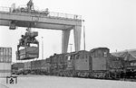 Am 5. August 1970 half die Vohwinkler 052 625 außerplanmäßig am Containerbahnhof in Wuppertal-Langerfeld aus. Dazu musste die Lok einmal quer vom einen Ende Wuppertals an das andere Ende fahren. Solche Einsätze bekam man nur zufällig mit, weil sich der elterliche Kleingarten genau gegenüber des Bahnhofs befand und man dort die 'verdächtigen Geräusche' einer Dampflok vernehmen konnte. (05.07.1970) <i>Foto: Wolfgang Bügel</i>