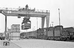 Für eine defekte 290 half 052 625 vom Bw Wuppertal-Vohwinkel außerplanmäßig an der Containeranlage in Wuppertal-Langerfeld aus. Am 10. Juli 1969 war das Umschlagterminal eröffnet worden. Der Standort Langerfeld wurde damals gewählt, da dort eine günstige Anbindung an die Auffahrten zu den Autobahnen A 1, A 43 und A 46 vorhanden war. 1974 folgten weitere Ausbaumaßnahmen des Terminals, das zuletzt 1991 erweitert wurde. Im Jahr 2025 wurden dort 36.000 Ladeeinheiten umgeschlagen. (05.07.1970) <i>Foto: Wolfgang Bügel</i>