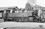 Das Bw Weiden (Oberpf) war eines der großen Auslauf-Bw für die Baureihe 64 bei der DB. Noch 1970 gab es hier einen sechstägigen Umlauf für die Maschinen, die die Nebenstrecken im Umland bedienten. Dazu gehörte auch der P 4906 (Marktredwitz - Schnabelwaid), der hier mit 064 453 im Bahnhof Kirchenlaibach auf die Abfahrt wartet. Mit der Abstellung der Weidener 064 415 zum 1. Oktober 1974 endete die Geschichte der Baureihe 64 bei der DB. (19.08.1970) <i>Foto: Wolfgang Bügel</i>