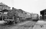 064 448 vom Bw Weiden (Oberpf) wartet vor P 4481 nach Bayreuth im Bahnhof Kirchenlaibach. Daneben wird gerade ein 795 mit Expressgut beladen. (19.08.1970) <i>Foto: Wolfgang Bügel</i>