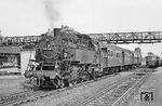 Ausfahrt des P 4481 mit 064 448 im Bahnhof Kirchenlaibach.  (19.08.1970) <i>Foto: Wolfgang Bügel</i>