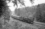 Während die Eltern durch das Fichtelgebirge wanderten, waren sie zuvor so freundlich und fuhren ihren fotoverückten Sohn an die Schiefe Ebene, der lieber dort entlangstreifte. So konnte an der bekannten S-Kurve am km 80 die talwärts fahrende 001 230 mit dem E 658 "Frankenland" nach Saarbrücken abgelichtet werden. (20.08.1970) <i>Foto: Wolfgang Bügel</i>