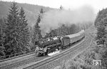 001 088 mit dem E 1645 nach Hof auf der Schiefen Ebene. (20.08.1970) <i>Foto: Wolfgang Bügel</i>