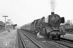Da sich das Wetter immer mehr verschlechterte, blieben an diesem Sommertag nur noch Bahnhofsaufahmen übrig. 001 088 ist mit dem D 853 (Nürnberg - Bamberg - Hof) in Neuenmarkt-Wirsberg eingefahren. (22.08.1970) <i>Foto: Wolfgang Bügel</i>