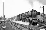 Ohne Schublok verlässt 001 088 mit dem D 853 nach Hof den Bahnhof Neuenmarkt-Wirsberg. Die DR-Wagen hinter der Lok gingen in Hof auf den D 145 nach Dresden über. (22.08.1970) <i>Foto: Wolfgang Bügel</i>