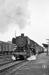 052 500 (Bw Schweinfurt) fährt mit dem P 2826 nach Lichtenfels aus dem Bahnhof Neuenmarkt- Wirsberg. (22.08.1970) <i>Foto: Wolfgang Bügel</i>