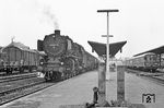 Der "Frankenland" E 658 nach Saarbrücken ist mit der Hofer 001 234 (ex 02 003) im Bahnhof Neuenmarkt-Wirsberg angekommen. Rechts steht ein 624 als Nt 2921 aus Lichtenfels. (22.08.1970) <i>Foto: Wolfgang Bügel</i>