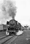 Kraftvoll beschleunigt 001 210 den D 852 (Hof - Nürnberg) aus dem Bahnhof Neuenmarkt-Wirsberg. (22.08.1970) <i>Foto: Wolfgang Bügel</i>
