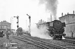 Das Wetter war mittlerweile so schlecht, dass die Ausfahrt der Hofer 001 164 im Bahnhof Kulmbach vor dem E 659 "Frankenland" mit nur 1/125 Sekunde Kamera-Verschlusszeit bewältigt werden musste. (22.08.1970) <i>Foto: Wolfgang Bügel</i>
