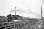 Bei Bamberg hellte es sich etwas wieder auf, und die Eltern konnten überredet werden, nochmals einen kurzen Stop für den E 1649 nach Hof einzulegen, den die ehemalige 02 003 bespannte. (22.08.1970) <i>Foto: Wolfgang Bügel</i>