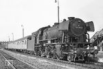 Der achtminütige Aufenthalt des P 2933 (Heidelberg - Heilbronn) im Bahnhof Bad Friedrichshall-Jagstfeld wurde für eine schnelle Standaufnahme der 023 088 genutzt. (26.09.1970) <i>Foto: Wolfgang Bügel</i>