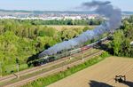 In der Ausfahrt aus Donauwörth legte sich die S 3/6 mit ihrem Sonderzug ordentlich ins Zeug. (01.05.2025) <i>Foto: Joachim Schmidt</i>